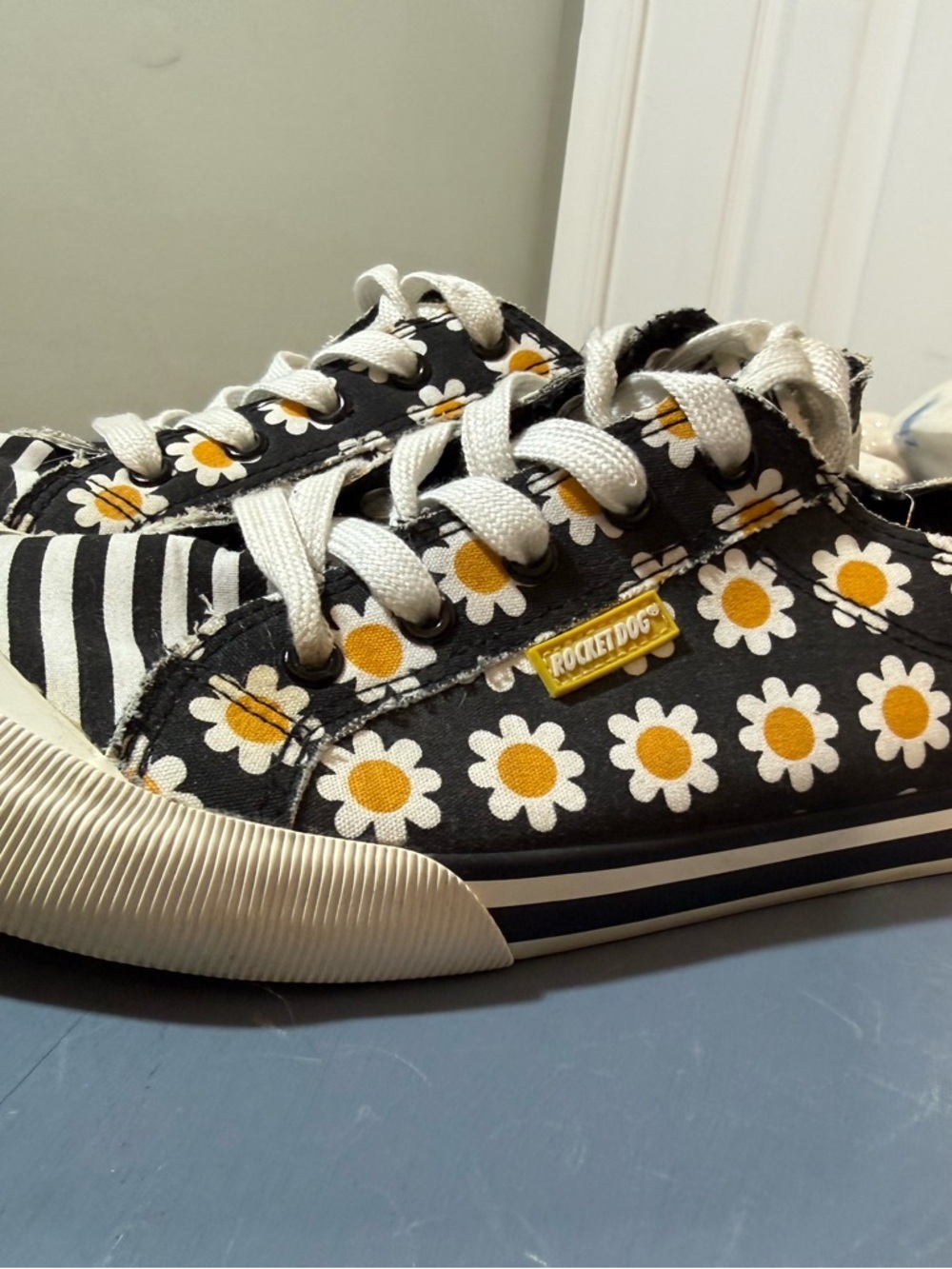 Rocket Dog Black Canvas Sneakers with White & Yellow Daisy Print 10 - Picture 5 of 7